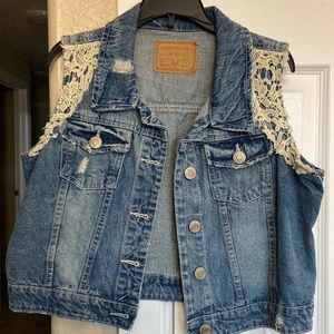 Ladies light wash denim vest with lace appliqué cut offs size xl